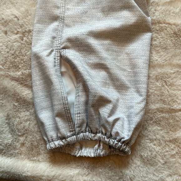 lululemon size 6 crop - Swift material - white and grey - Picture 6 of 12